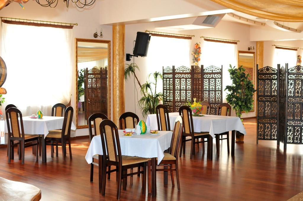 Hotel Restauracja Lorenzo Stopnica ภายนอก รูปภาพ